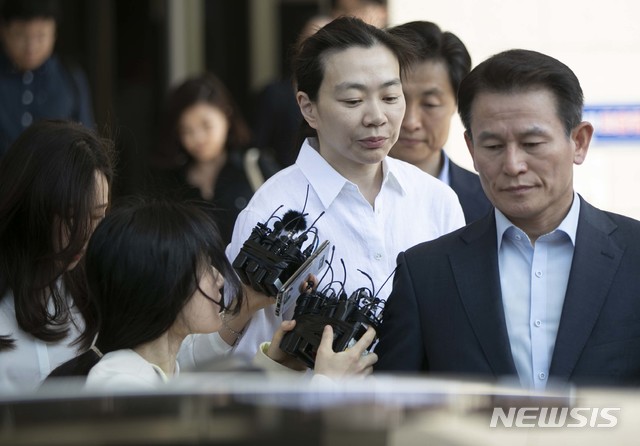 【인천=뉴시스】이영환 기자 = 대한항공 여객기를 이용해 개인물품을 밀수한 혐의를 받고 있는 조현아 전 대한항공 부사장이 13일 오전 인천지방법원에서 열린 1심 선고공판을 마친 후 법원을 나서고 있다. 2019.06.13. photo@newsis.com
