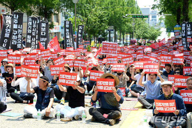 【나주=뉴시스】이창우 기자 = 광주전남공동(나주)혁신도시 내 SRF열병합발전소 가동에 반대하는 주민 600여명이 13일 쓰레기연료 사용 백지화를 촉구하는 집회를 나주시청 앞에서 열고 있다. 2019.06.13 lcw@newsis.com