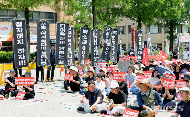 【나주=뉴시스】이창우 기자 = 광주전남공동(나주)혁신도시 내 SRF열병합발전소 가동에 반대하는 주민 600여명이 13일 나주시청 앞에서 쓰레기연료 사용 백지화와 지역 정치인에게 발전소 연료 LNG 100% 전환 공약 실천을 촉구하는 만장기를 세워 놓고 집회를 하고 있다. 2019.06.13 lcw@newsis.com