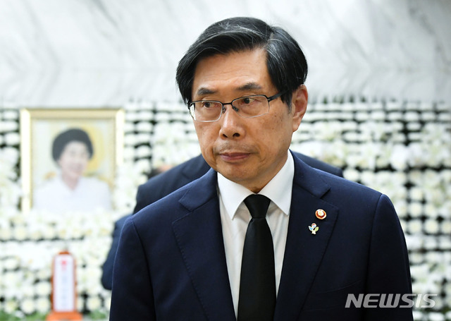 【서울=뉴시스】최동준 기자 = 박상기 법무부장관이 13일 서울 서대문구 신촌 세브란스병원 장례식장에 마련된 고 김대중 전 대통령 부인 이희호 여사 빈소를 찾아 조문하고 있다. 2019.06.13.&nbsp; photo@newsis.com