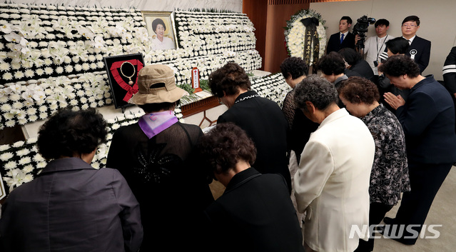【서울=뉴시스】최동준 기자 = 13일 서울 서대문구 신촌 세브란스병원 장례식장에 마련된 고 이희호 여사 빈소에서 조문객들이 묵념하고 있다. 2019.06.13.&nbsp; photo@newsis.com