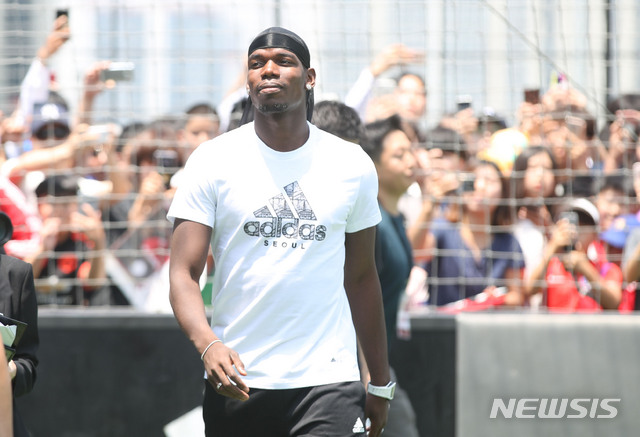 【서울=뉴시스】박미소 기자 = 맨체스터 유나이티드 폴 포그바가 13일 오전 서울 용산구 아디다스 더베이스 서울에서 열린 이벤트에 참석하고 있다. 이번 폴 포그바의 서울 방문은 아디다스-폴 포그바의 아시아 투어의 일환으로 폴 포그바와 국내 팬들이 첫 만남을 가졌다. 2019.06.13. misocamera@newsis.com