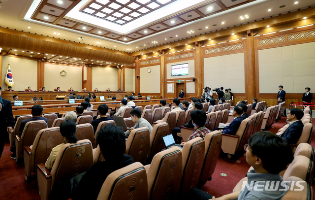 【서울=뉴시스】김병문 기자 = 고용노동부의 최저임금 고시의 헌법 위배 여부 공개변론이 열린 13일 오후 서울 종로구 헌법재판소에서 유남석 헌법재판소장을 비롯한 재판관들이 자리에 앉아 있다. 2019.06.13. dadazon@newsis.com