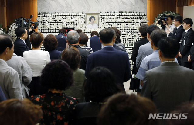 【서울=뉴시스】최동준 기자 = 시민들이 13일 오후 서울 서대문구 신촌세브란스병원 장례식장에 마련된 고 이희호 여사 빈소를 찾아 조문하고 있다 photocdj@newsis.com