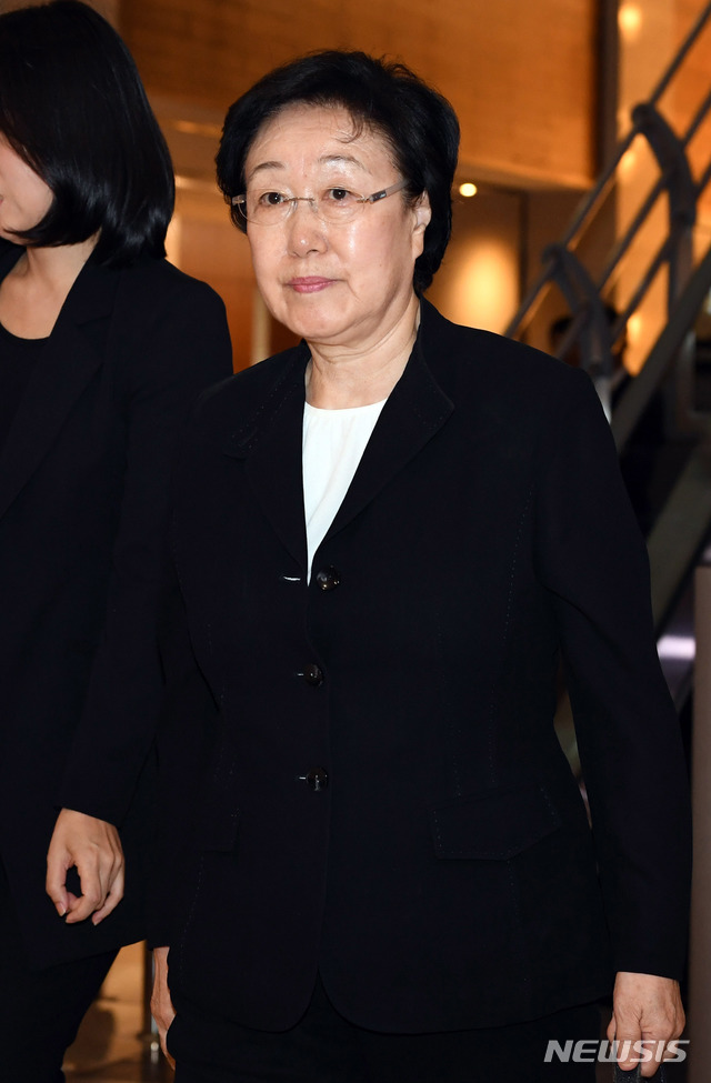 【서울=뉴시스】최동준 기자 = 한명숙 전 국무총리가 13일 서울 신촌 세브란스 병원에 마련된 고 이희호 여사 빈소에 들어서고 있다.&nbsp; photo@newsis.com 