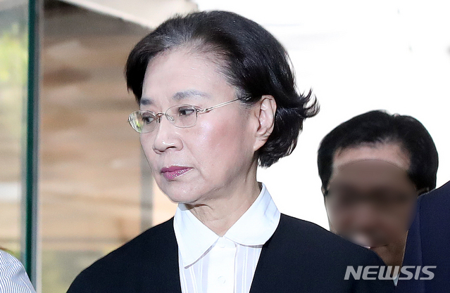 【서울=뉴시스】김선웅 기자 = 필리핀 가정부 불법고용 혐의로 재판에 넘겨진 이명희 전 일우재단 이사장이 13일 오후 서울 서초구 서울중앙지법에서 열린 1심 2차 공판에 출석하고 있다. 2019.06.13.&nbsp; mangusta@newsis.com