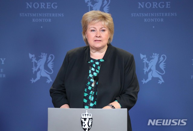 [오슬로(노르웨이)=뉴시스]전신 기자 = 2019년 6월 13일 오슬로 총리관저에서 에르나 솔베르그 총리가 문재인 대통령과 공동기자회견을 하고 있다. 2019.06.13. photo1006@newsis.com