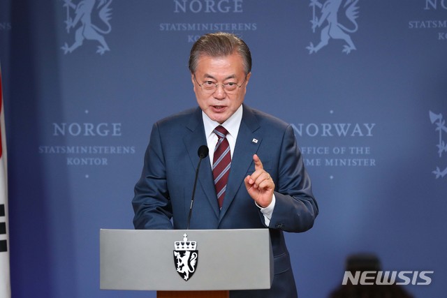 【오슬로(노르웨이)=뉴시스】전신 기자 = 노르웨이를 국빈 방문 중인 문재인 대통령이 13일 오슬로 총리관저에서 에르나 솔베르그 총리와 공동기자회견을 하고 있다. 2019.06.13. photo1006@newsis.com