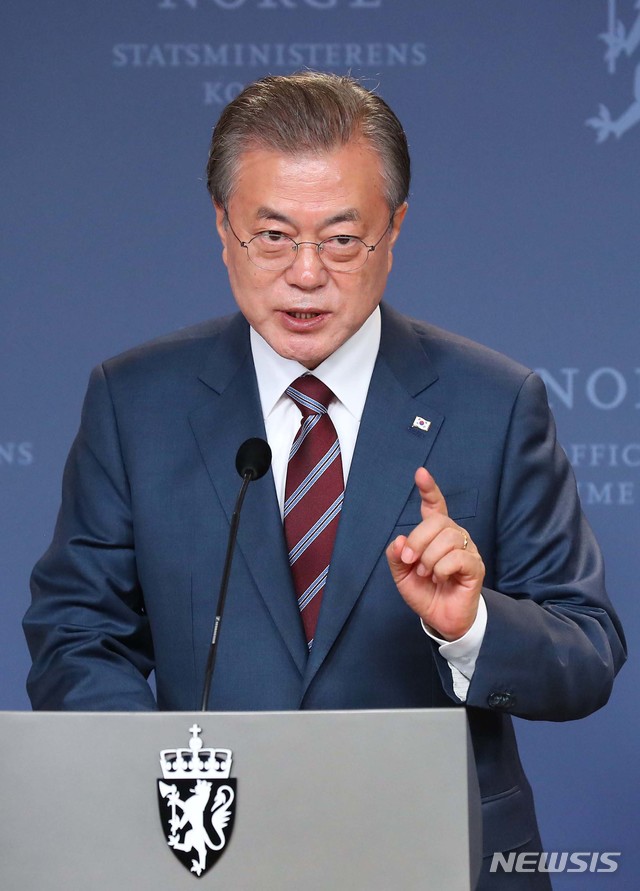 【오슬로(노르웨이)=뉴시스】전신 기자 = 노르웨이를 국빈 방문 중인 문재인 대통령이 13일 오슬로 총리관저에서 에르나 솔베르그 총리와 공동기자회견을 하고 있다. 2019.06.13. photo1006@newsis.com