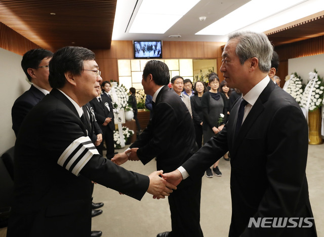 【서울=뉴시스】김진아 기자 = 정몽준 아산재단 이사장이 13일 서울 서대문구 신촌 세브란스병원 장례식장에 마련된 고 김대중 전 대통령 부인 이희호 여사의 빈소에서 유가족을 위로하고 있다. 2019.06.13.&nbsp; photo@newsis.com