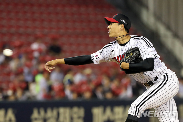 【서울=뉴시스】이윤청 기자 = 13일 오후 서울 송파구 잠실야구장에서 열린 2019 프로야구 LG 트윈스와 롯데 자이언츠의 경기, 7회초 무사 주자없는 상황 바뀐투수 LG 정우영이 역투하고 있다. 2019.06.13. radiohead@newsis.com