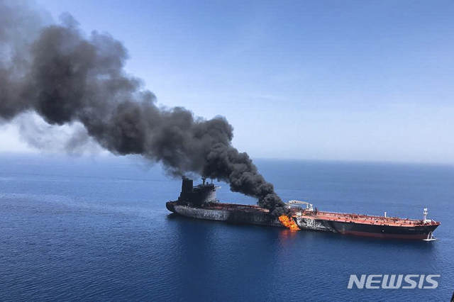 【오만만=ISNA·AP/뉴시스】 중동 오만만에서 13일(현지시간) 피격 당한 유조선에서 불길과 검은연기가 치솟고 있다. 사진은 이란 ISNA통신이 제공한 것이다. 2019. 6. 14