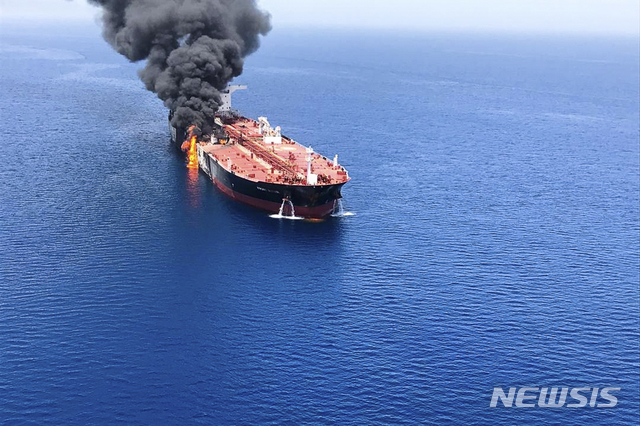 【오만만=AP/뉴시스】 중동 오만만에서 13일(현지시간) 피격 당한 유조선에서 불길과 검은연기가 치솟고 있다. 사진은 이란 ISNA 통신이 제공했다. 2019. 6. 14 
