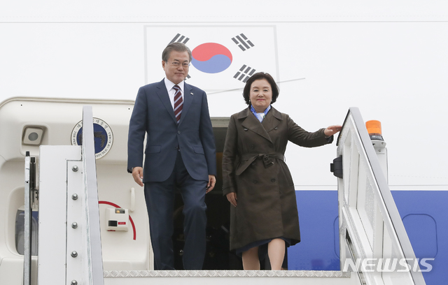 【베르겐(노르웨이)=뉴시스】전신 기자 = 노르웨이를 국빈 방문 중인 문재인 대통령과 김정숙 여사가 13일(현지시각) 오후 베르겐 플레스 란 공항에 도착해 트랩을 내려오고 있다. 2019.06.13.&nbsp; photo1006@newsis.com 