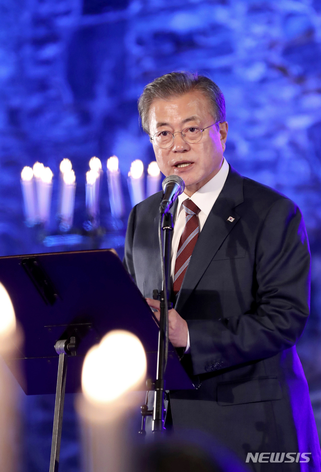 【베르겐(노르웨이)=뉴시스】전신 기자 = 노르웨이를 국빈방문 중인 문재인 대통령이 13일 오후 베르겐 루슨크란츠토넷 호텔에서 마르테유스 페르센 베르겐 시장 주최로 열린 오찬에 참석해 인사말을 하고 있다. 2019.06.13.&nbsp; photo1006@newsis.com 