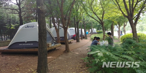 【서울=뉴시스】서울 성동구 서울숲 여름캠핑장 전경. 2019.06.14. (사진=성동구 제공)