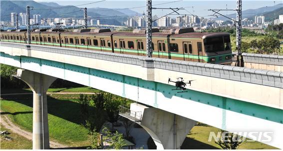 【부산=뉴시스】 제갈수만 기자 =부산교통공사는 7월 부터 전국 도시철도 운영기관 최초로 도시철도 안전점검에 드론 기술을 도입한다고 13일 밝혔다. 2019.06.14. (사진= 부산교통공사 제공)phote@newsis.com