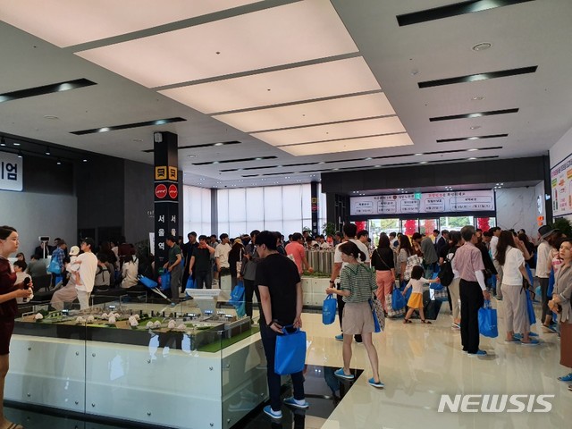 【파주=뉴시스】김가윤 기자 = 14일 오전 파주 운정에서 대우건설과 중흥건설, 대방건설 3곳이 동시에 견본주택 문을 열고 분양을 시작했다. 사진은 대방건설의 '운정 1차 대방노블랜드' 견본주택. 2019.06.14 yoon@newsis.com