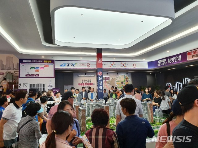 【파주=뉴시스】김가윤 기자 = 14일 오전 파주 운정에서 대우건설과 중흥건설, 대방건설 3곳이 동시에 견본주택 문을 열고 분양을 시작했다. 사진은 중흥건설의 '운정 중흥 S-클래스' 견본주택. 2019.06.14yoon@newsis.com