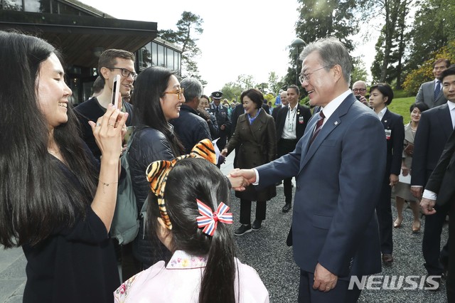 【베르겐(노르웨이)=뉴시스】전신 기자 = 노르웨이를 국빈 방문 중인 문재인 대통령이 13일(현지시간) 베르겐 그리그의 집을 방문한 후 교민들과 인사하고 있다. 2019.06.14. photo1006@newsis.com