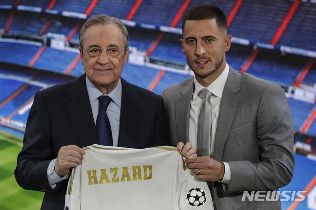 【마드리드=AP/뉴시스】 에당 아자르(오른쪽)와 플로렌티노 페레즈 레알 마드리드 회장 