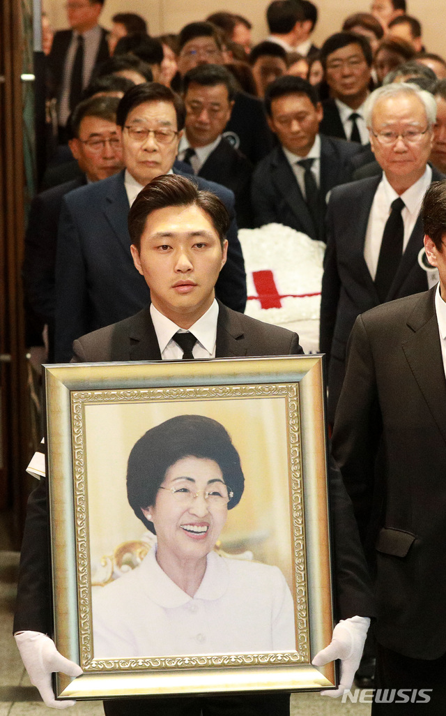 【서울=뉴시스】홍효식 기자 = 14일 오전 서울 서대문구 신촌세브란스병원 장례식장에서 고 이희호 여사의 발인이 엄수되고 있다. 2019.06.14. photo@newsis.com