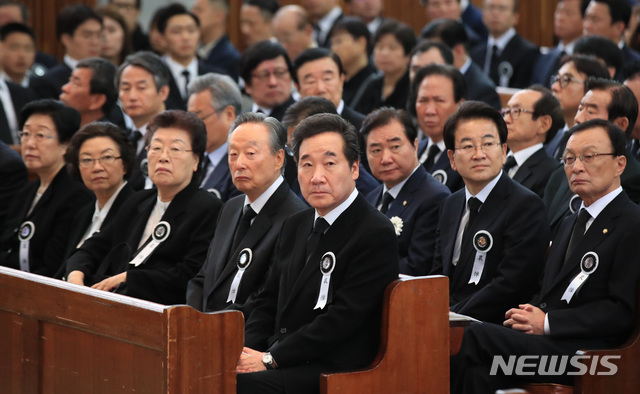 【서울=뉴시스】이영환 기자 = 14일 오전 서울 서대문구 창천교회에서 진행된 고 김대중 전 대통령의 부인 고 이희호 여사의 장례 예배에서 이낙연 국무총리, 권노갑, 장상 장례위원장, 더불어민주당 이해찬 대표, 민주평화당 정동영 대표 등이 조가를 듣고 있다. 2019.06.14. photo@newsis.com