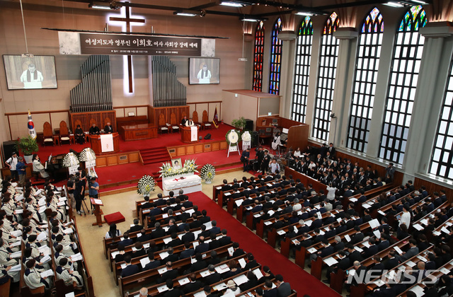 【서울=뉴시스】이영환 기자 = 14일 오전 서울 서대문구 창천교회에서 고 김대중 전 대통령의 부인 고 이희호 여사의 장례 예배가 열리고 있다. 2019.06.14.photo@newsis.com