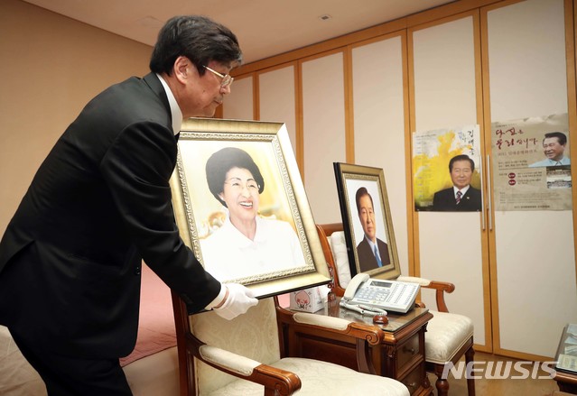 【서울=뉴시스】이영환 기자 = 김대중 전 대통령의 부인 이희호 여사의 발인이 엄수된 14일 오전 장례예배를 마친 동교동 사저(침실)에서 노제가 진행되고 있다. 2019.06.14.&nbsp; photo@newsis.com