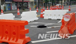 【광주=뉴시스】변재훈 기자 = 14일 오전 6시46분께 광주 서구 화정동 염주사거리 인근 편도 2차선 도로(염주체육관 방면)에서 싱크홀 현상이 발생했다. 행정당국은 인근 도로를 통제한 뒤 정확한 원인 조사를 벌이고 있다. 2019.06.14. (사진=광주 서구 제공) photo@newsis.com