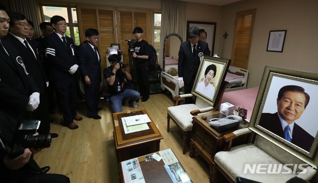 【서울=뉴시스】이영환 기자 = 고 이희호 김대중평화센터 이사장의 영정이 14일 오전 서울 동교동 사저 침실에 들어와 김대중 전 대통령 사진 옆에 놓여 있다. 2019.06.14.&nbsp; photo@newsis.com