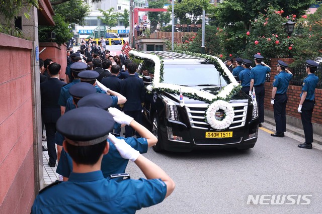 【서울=뉴시스】이영환 기자 = 고 이희호 여사의 운구차량이 14일 오전 서울 마포구 동교동 사저에 도착하고 있다. 2019.06.14. photo@newsis.com