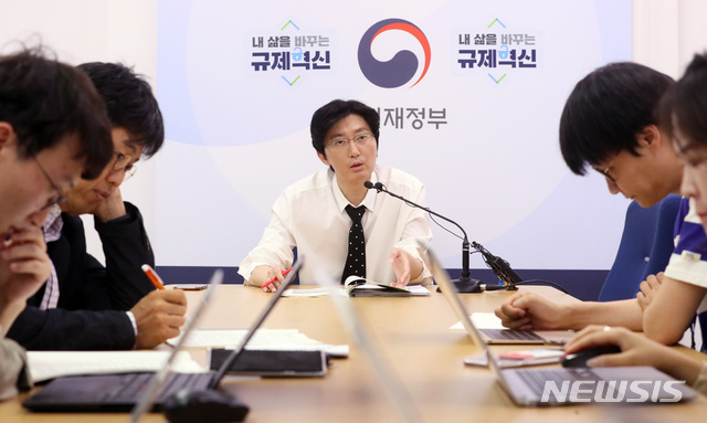 【세종=뉴시스】강종민 기자 = 홍민석 기획재정부 경제분석과장이 14일 오전 정부세종청사에서 2019년 6월 최근 경제동향에 대해 설명하고 있다. 2019.06.14.&nbsp; ppkjm@newsis.com