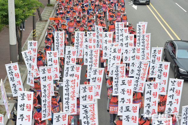 【울산=뉴시스】배병수 기자 = 14일 오전 현대중공업 노조가 회사의 물적분할 무효를 주장하며 회사에서 울산시청까지 약 18km 구간을 가두 행진하고 있다. 2019.06.14. bbs@newsis.com