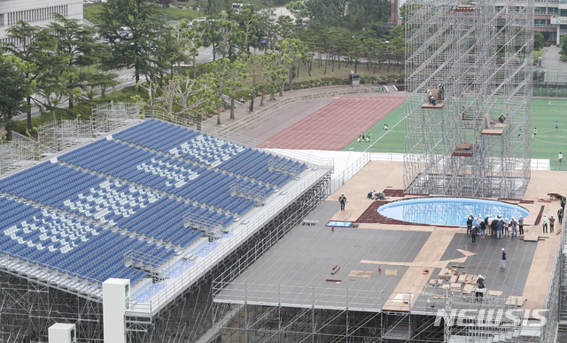 【광주=뉴시스】 = 사진은 2019광주세계수영선수권대회 하이다이빙 경기가 펼쳐질 조선대학교 축구장.&nbsp; 현재 하이다이빙 경기장 설치 막바지 작업이 이뤄지고 있다. '평화의 물결 속으로!'를 주제로 열리는 대회는 7월12일부터 28일까지 17일 간 진행된다. 2019.06.18 (사진=뉴시스DB)