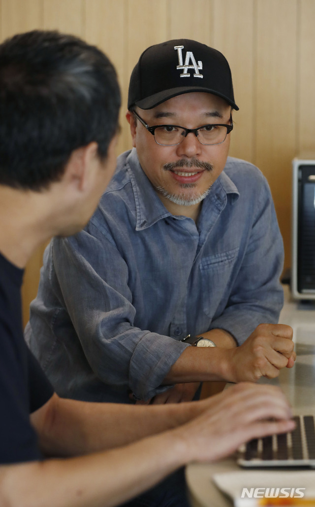 【서울=뉴시스】최동준 기자 = 만화가 윤태호 작가가 서울 마포구 한 카페에서 뉴시스와 인터뷰 하고 있다. 2019.06.15 photocdj@newsis.com