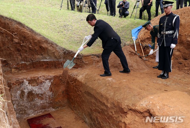【서울=뉴시스】홍효식 기자 = 14일 오전 서울시 동작구 국립서울현충원에서 열린 김대중 전 대통령의 부인 고 이희호 여사의 안장식에서 고인의 삼남인 김홍걸 민화협 의장이 허토하고 있다. 2019.06.14.&nbsp; photo@newsis.com