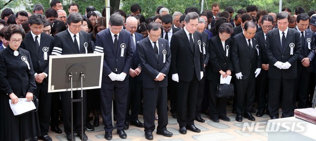 【서울=뉴시스】홍효식 기자 = 14일 오전 서울시 동작구 국립서울현충원에서 열린 김대중 전 대통령의 부인 고 이희호 여사의 안장식에서 이낙연 국무총리와 문희상 국회의장, 유족 및 참석자들이 묵념하고 있다. 2019.06.14.&nbsp; photo@newsis.com