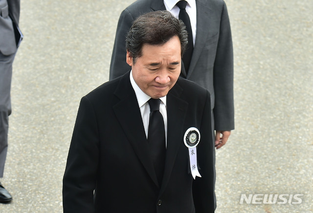 【서울=뉴시스】홍효식 기자 = 이낙연 국무총리가 지난해 6월14일 오전 서울 동작구 국립서울현충원 현충관에서 열린 고 김대중 전 대통령의 부인 고 이희호 여사의 추모식에 참석하고 있다. 2019.06.14. photo@newsis.com