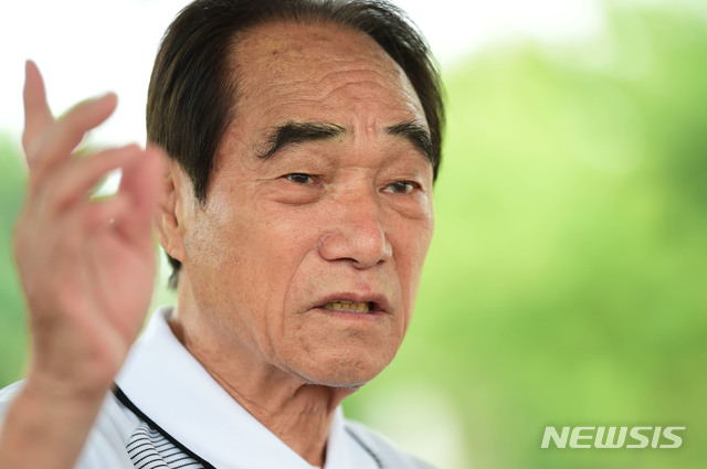 【여주=뉴시스】 김종택 기자 = 박종환 여주시민축구단 총감독이 14일 뉴시스와 가진 인터뷰에서 2019 FIFA U-20 남자월드컵 결승경기에서 "한국선수들이 특유의 조직력을 앞세워 원터치,투터치 패스로 상대를 공략하면 우승할수 있다."고 말하고 있다. 2019.06.14.semail3778@naver.com