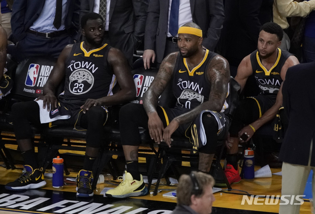 【오클랜드=AP/뉴시스】토론토 랩터스가 14일(한국시간) 미국 캘리포니아주 오클랜드의 오라클 아레나에서 열린 골든스테이트 워리어스와의 2018~2019 NBA 파이널(7전4선승제) 6차전에서 114-110으로 승리, 시리즈 전적 4승2패로 1995년 창단 후 처음으로 우승을 차지했다. 골든스테이트의 드레이먼드 그린(왼쪽), 드마커스 커즌스(가운데), 스테판 커리의 표정이 어둡다. 