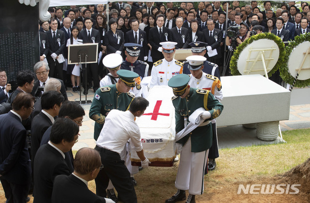 【서울=뉴시스】홍효식 기자 = 14일 오전 서울 동작구 국립서울현충원 내 김대중 전 대통령 묘역에서 엄수된 고 이희호 여사 안장식에서 하관식이 진행되고 있다. 2019.06.14. photo@newsis.com