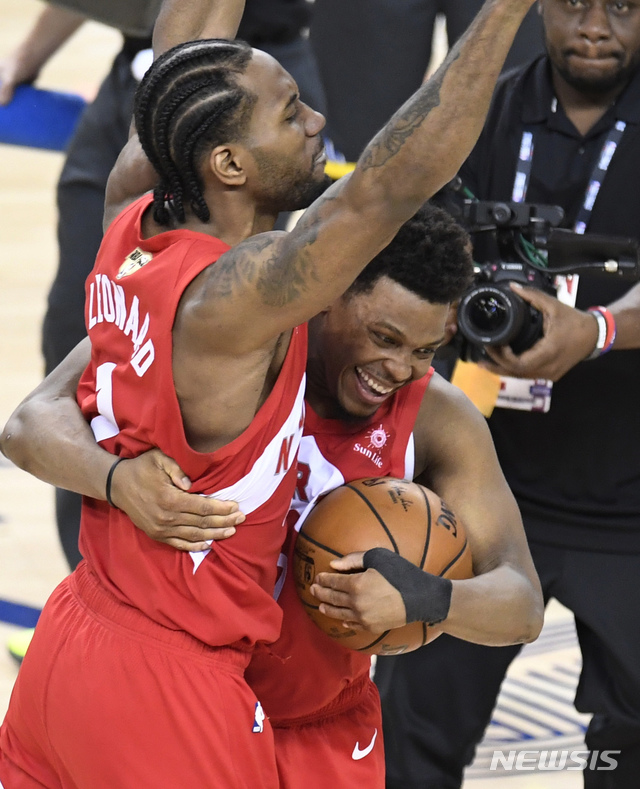 【오클랜드=AP/뉴시스】토론토 랩터스가 14일(한국시간) 미국 캘리포니아주 오클랜드의 오라클 아레나에서 열린 골든스테이트 워리어스와의 2018~2019 NBA 파이널(7전4선승제) 6차전에서 114-110으로 승리, 시리즈 전적 4승2패로 1995년 창단 후 처음으로 우승을 차지했다. 파이널 최우수선수(MVP) 카와이 레너드(왼쪽)와 카일 라우리가 기뻐하고 있다. 