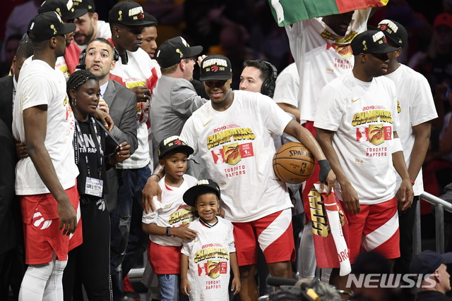 【오클랜드=AP/뉴시스】토론토 랩터스가 14일(한국시간) 미국 캘리포니아주 오클랜드의 오라클 아레나에서 열린 골든스테이트 워리어스와의 2018~2019 NBA 파이널(7전4선승제) 6차전에서 114-110으로 승리, 시리즈 전적 4승2패로 1995년 창단 후 처음으로 우승을 차지했다. 카일 라우리(가운데)가 자식들과 사진 촬영에 임하고 있다. 