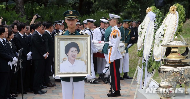 【서울=뉴시스】홍효식 기자 = 14일 오전 서울시 동작구 국립서울현충원에서 열린 김대중 전 대통령의 부인 고 이희호 여사의 안장식에서 국군 의장대가 고인의 영정을 앞세워 운구하고 있다. 2019.06.14. photo@newsis.com