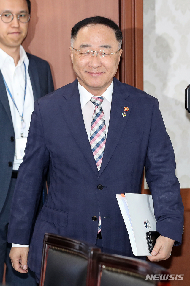 【서울=뉴시스】김병문 기자 = 홍남기 경제부총리 겸 기획재정부 장관이 14일 오후 서울 종로구 정부서울청사에서 열린 연구기관장 간담회에 참석하고 있다. 2019.06.014. dadazon@newsis.com