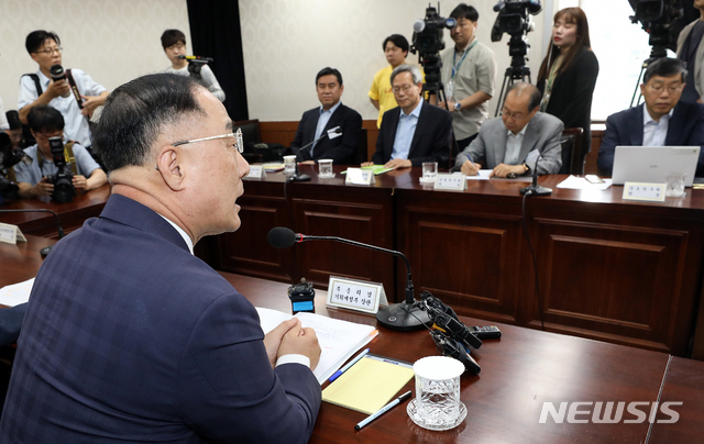 홍남기 "연구기관장들, '확장 재정·통화정책 필요하다'고 제언"(종합)