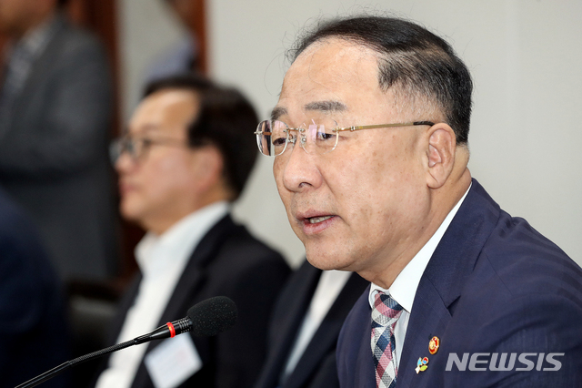 【서울=뉴시스】김병문 기자 = 홍남기 경제부총리 겸 기획재정부 장관이 14일 오후 서울 종로구 정부서울청사에서 열린 연구기관장 간담회에 참석해 모두발언을 하고 있다. 2019.06.14. dadazon@newsis.com