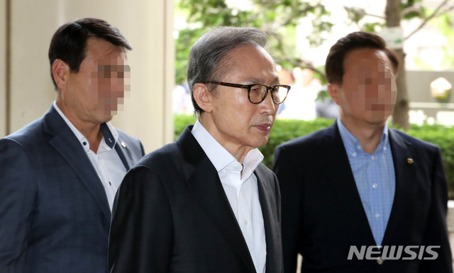 【서울=뉴시스】 고범준 기자 = 이명박 전 대통령이 14일 오후 서울 서초구 서울고법에서 열린 '다스 의혹'관련 항소심 28차 공판에 출석하기 위해 법정으로 향하고 있다. 2019.06.14. bjko@newsis.com