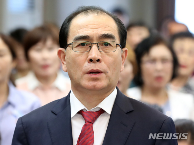 【서울=뉴시스】이영환 기자 = 14일 오후 서울 중구 프레스센터에서 열린 북한종교와 신앙의자유 국제연대 창립대회에서 태영호 전 영국주재 북한공사가 애국가를 부르고 있다. 2019.06.14. 20hwan@newsis.com